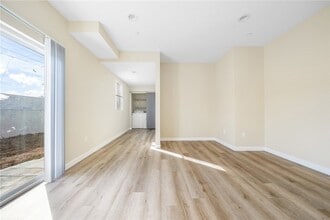 1002 E 33rd St, Unit 2123 in Los Angeles, CA - Building Photo - Building Photo