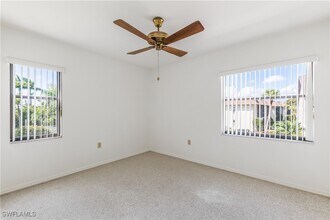 9305 Lake Park Dr in Ft. Myers, FL - Foto de edificio - Building Photo
