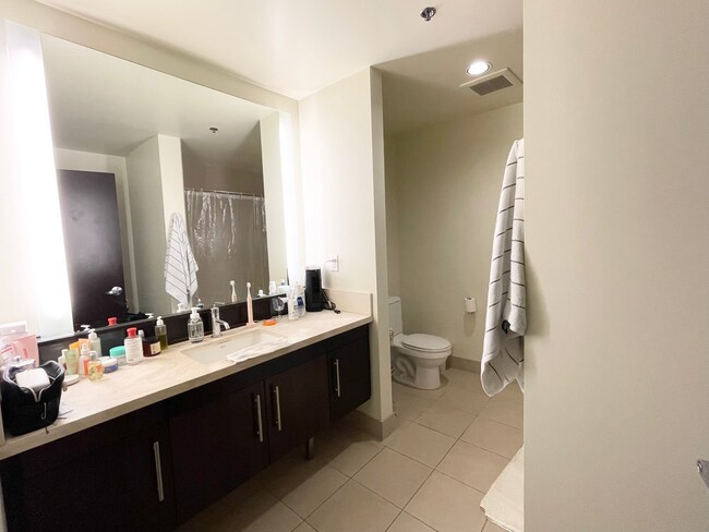 1100 S Hope St, Unit 913 in Los Angeles, CA - Building Photo - Building Photo