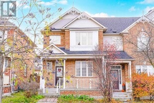 407 Hollandview Trail in Aurora, ON - Building Photo