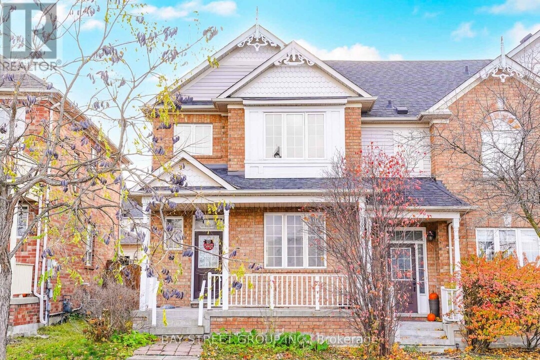 407 Hollandview Trail in Aurora, ON - Building Photo