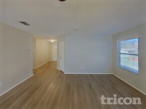 1437 Lauren Dr in Burleson, TX - Foto de edificio - Building Photo