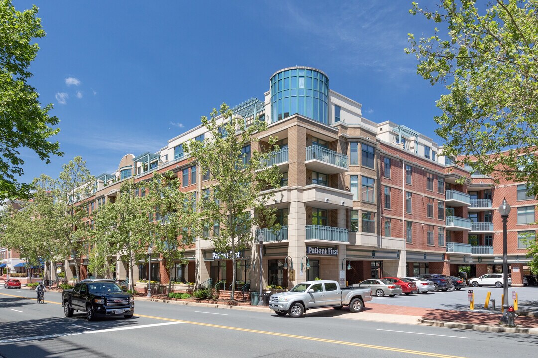 The Broadway in Falls Church, VA - Foto de edificio