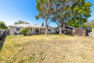 178 Oakside in Universal City, TX - Building Photo - Building Photo