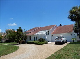 853 2nd Ave S in Tierra Verde, FL - Building Photo