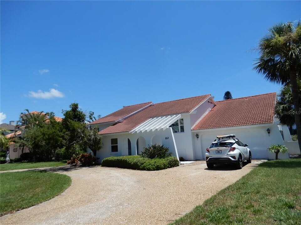 853 2nd Ave S in Tierra Verde, FL - Building Photo