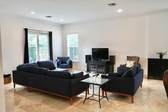 700 SW 8th Way in Fort Lauderdale, FL - Building Photo - Building Photo