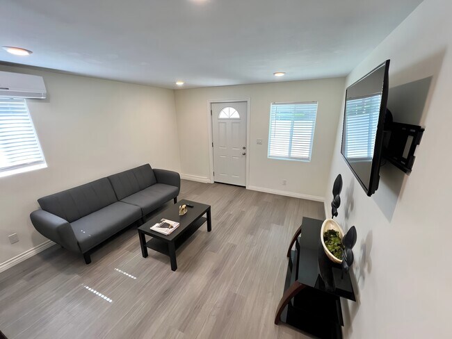 6471 Zelzah Ave, Unit 1 in Reseda, CA - Building Photo - Building Photo