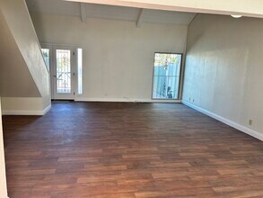 4276 Kona Coast Way in Las Vegas, NV - Building Photo - Building Photo