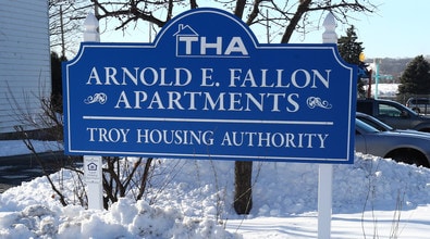 Arnold E. Fallon in Troy, NY - Foto de edificio - Building Photo