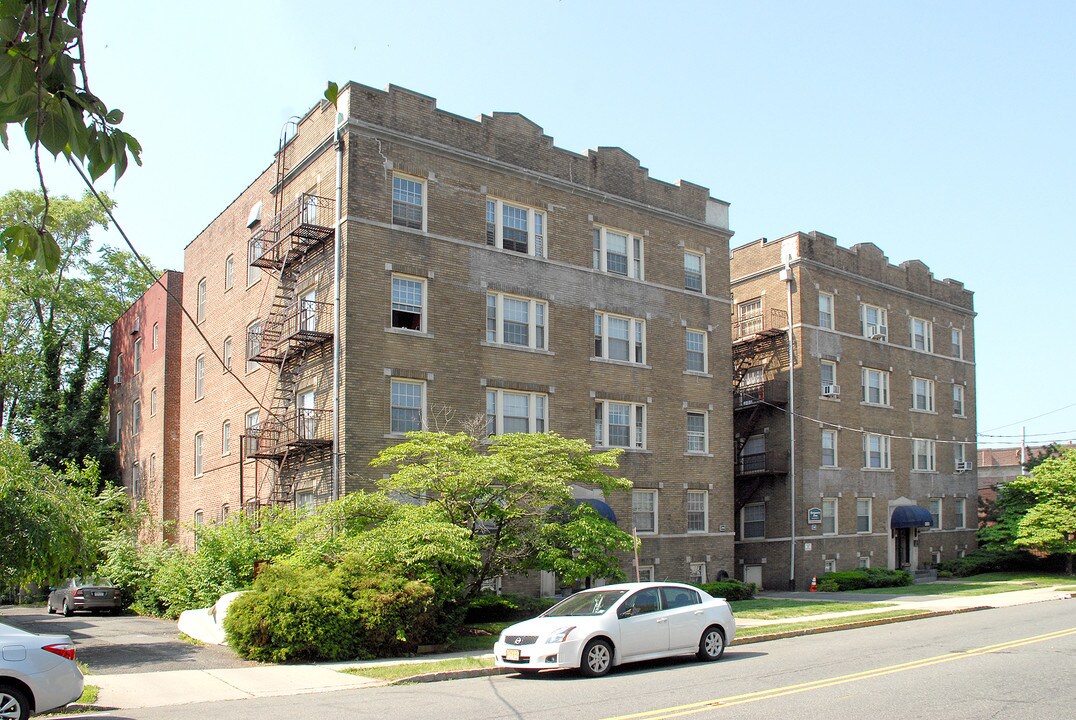Montgomery Arms in Bloomfield, NJ - Building Photo
