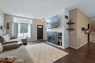 13055 Europa Trail Way N, Unit B in Hugo, MN - Building Photo