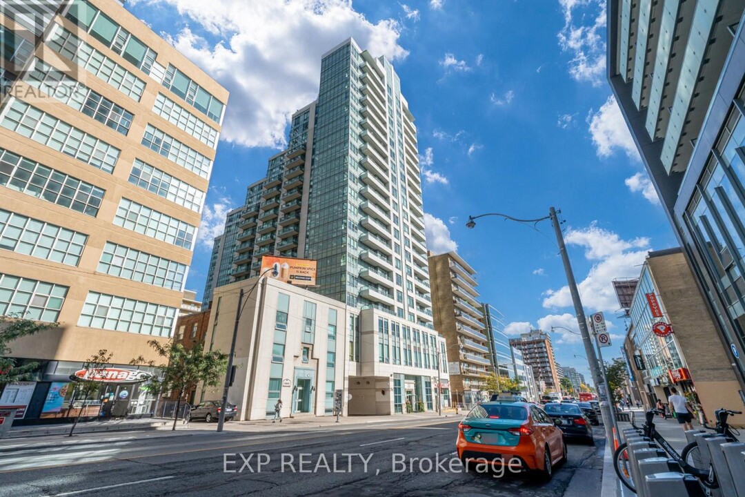 808-212 EGLINTON Ave in Toronto, ON - Building Photo