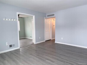 166 W Coy Ave in Hazel Park, MI - Building Photo - Building Photo