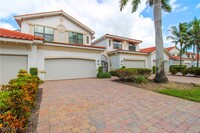 3153 Aviamar Cir in Naples, FL - Foto de edificio - Building Photo