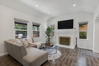 19419 Oxnard St in Tarzana, CA - Building Photo - Building Photo