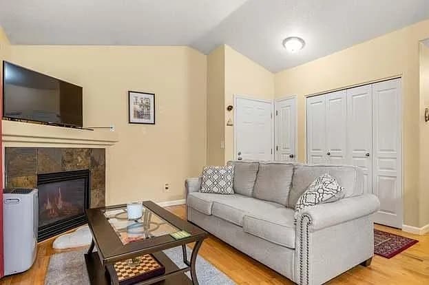 12014 SE Bush St, Unit C in Portland, OR - Foto de edificio - Building Photo