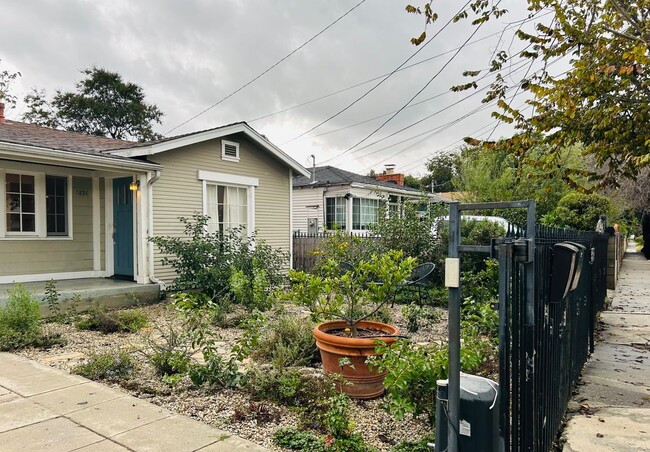 2834 Denby Ave in Los Angeles, CA - Building Photo - Building Photo