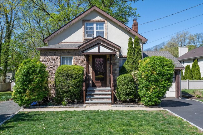 property at 3 Woodmere Ln