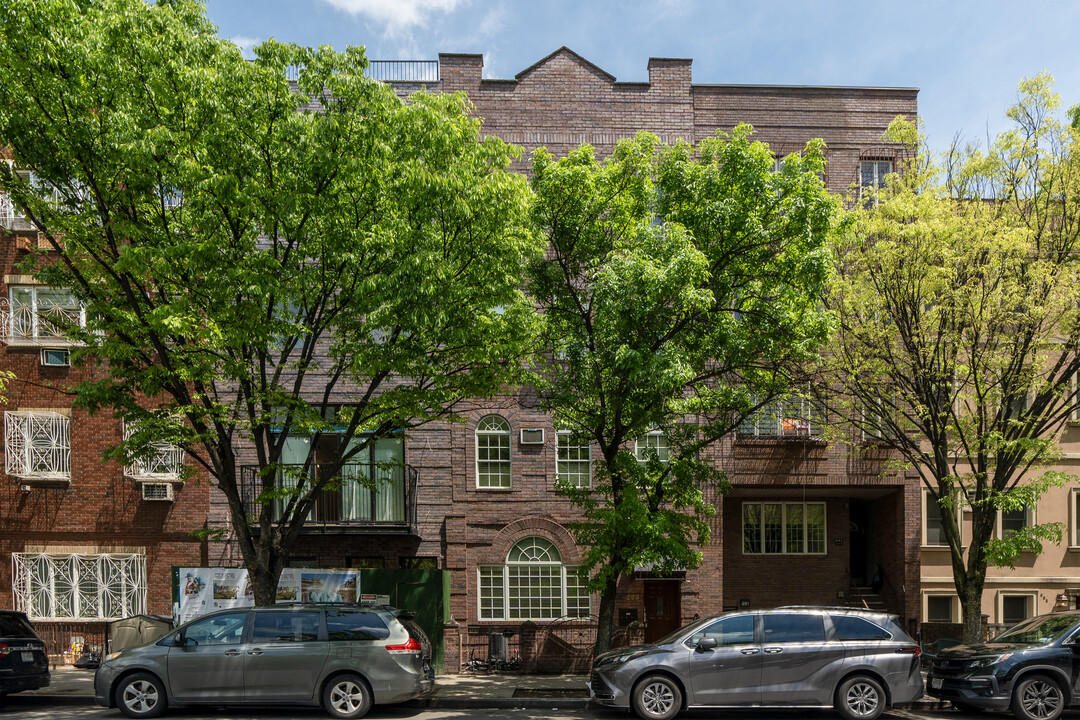 689 Bedford Avenue in Brooklyn, NY - Foto de edificio