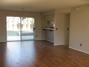 253 E Avenue R2 in Palmdale, CA - Foto de edificio - Building Photo