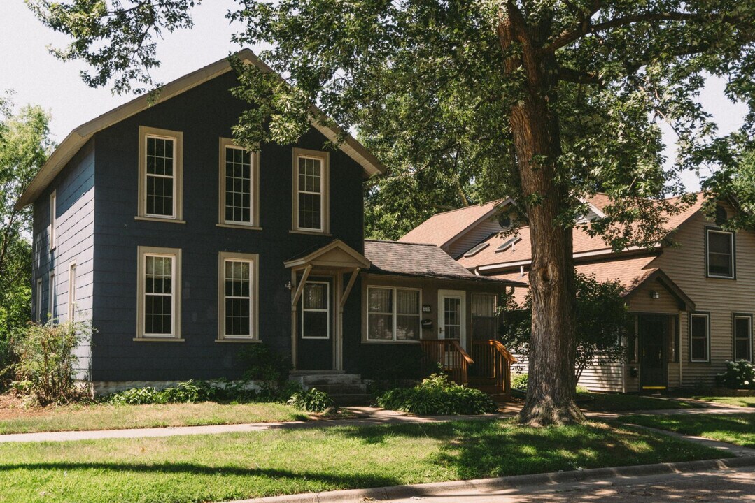 379 E Wabasha St in Winona, MN - Foto de edificio