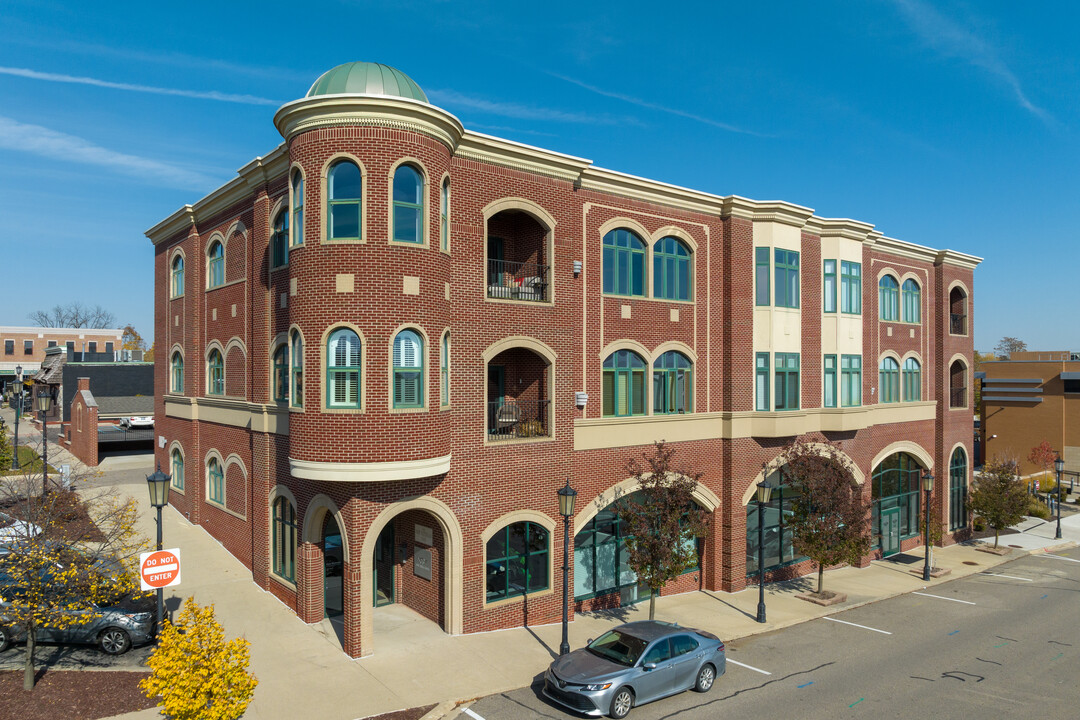 300 E Cady St in Northville, MI - Foto de edificio