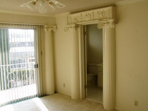 6016 S Land Park Dr in Sacramento, CA - Building Photo - Building Photo