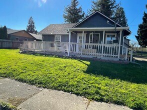 462 W Ballf St in Roseburg, OR - Building Photo - Building Photo