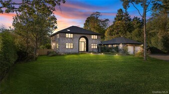 15 Atterbury Rd in Southampton, NY - Building Photo