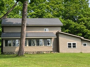 7990 Paradise Trl, Unit A in Carp Lake, MI - Building Photo - Building Photo