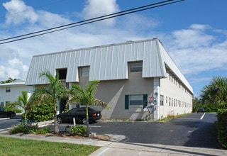 Hummingbird Apartments in North Palm Beach, FL - Foto de edificio - Building Photo