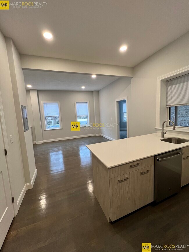 104 Queensberry St, Unit 5-1 in Boston, MA - Foto de edificio - Building Photo