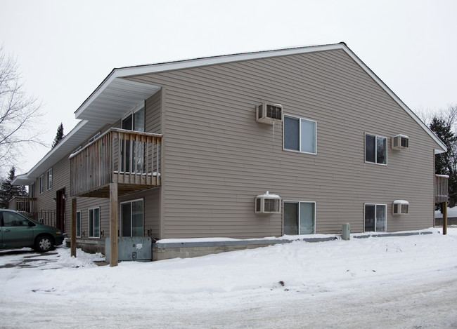 671 Elm Ave in Delano, MN - Foto de edificio - Building Photo