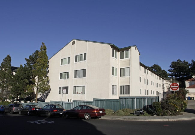 Amberwood Apartments in Daly City, CA - Foto de edificio - Building Photo