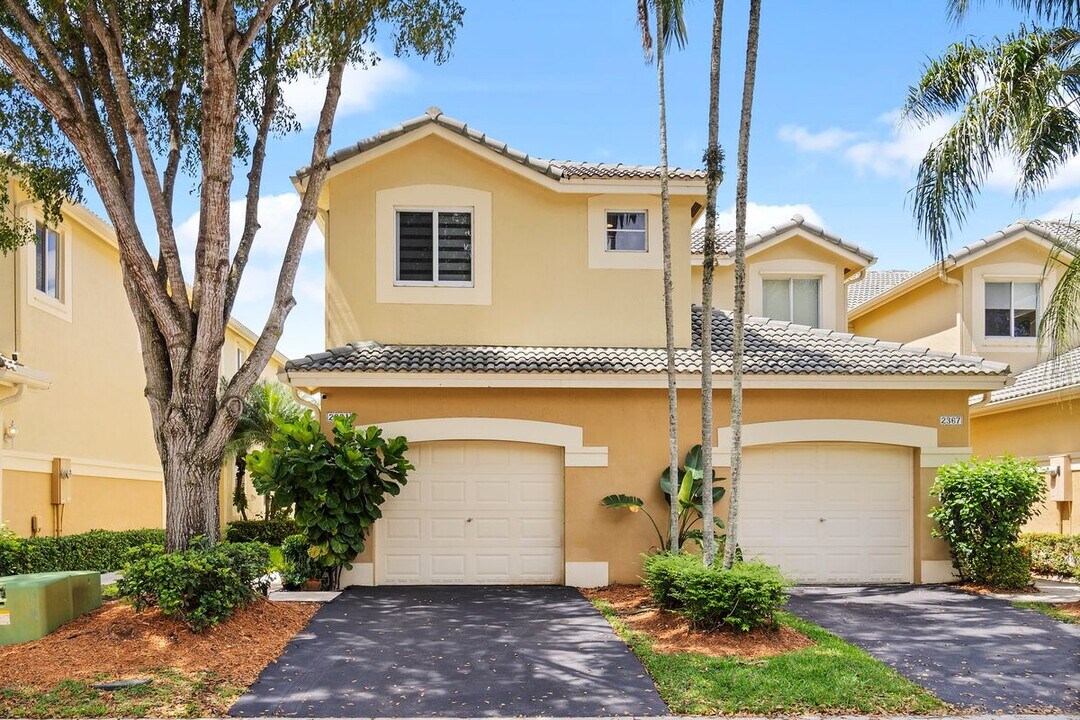 2361 Pasadena Way in Weston, FL - Building Photo