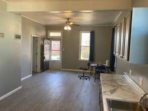 8 N Indiana Ave, Unit 8 in Belleville, IL - Foto de edificio - Building Photo