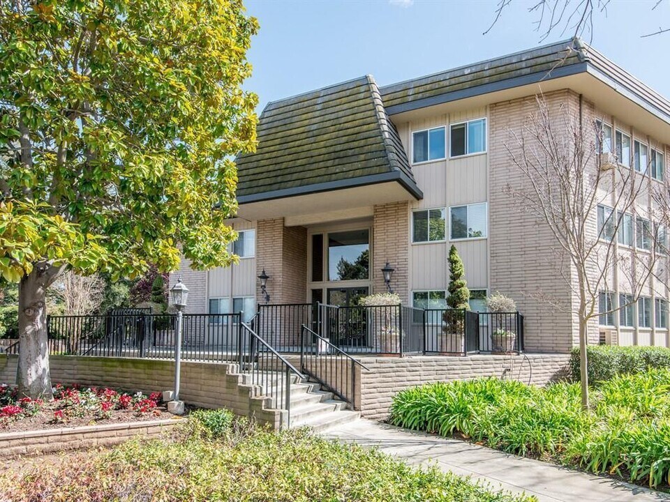 150 W Edith Ave in Los Altos, CA - Building Photo