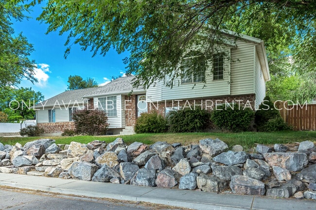 1437 E Murdock Dr in Pleasant Grove, UT - Building Photo - Building Photo