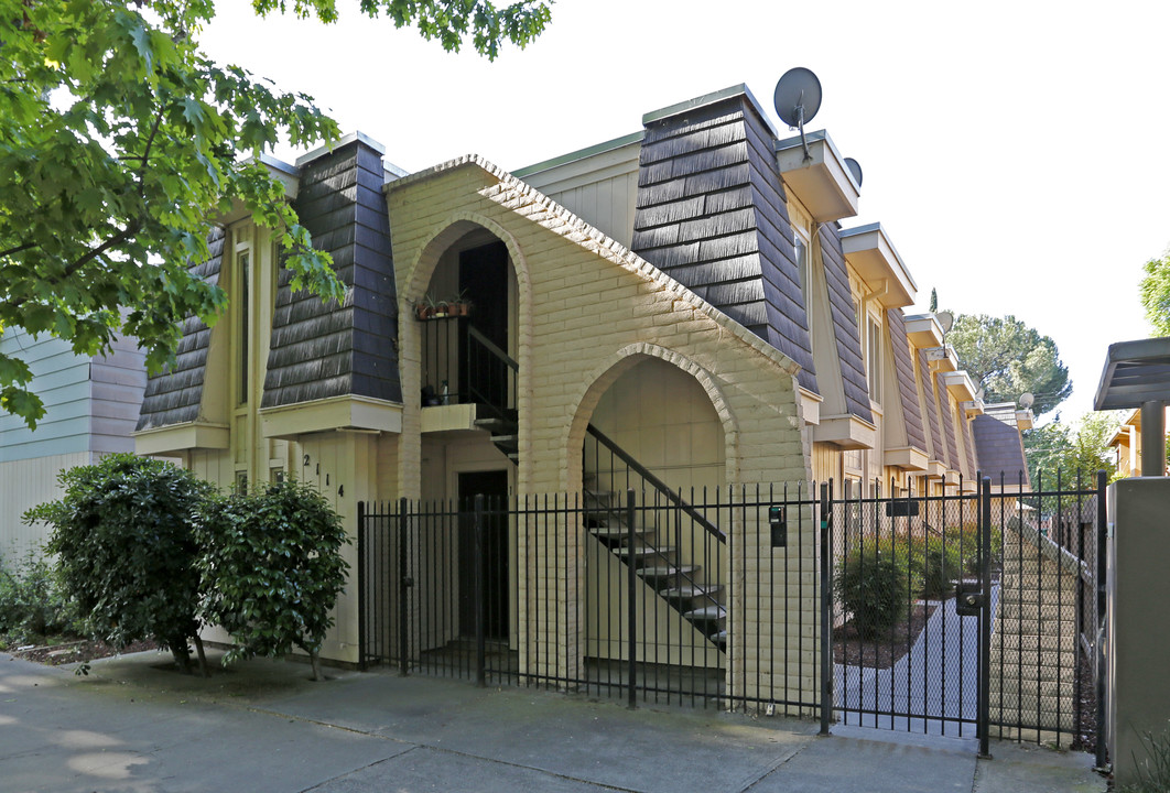 2114 H St in Sacramento, CA - Building Photo