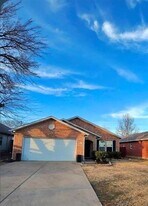 1806 Holland St in Grand Prairie, TX - Building Photo