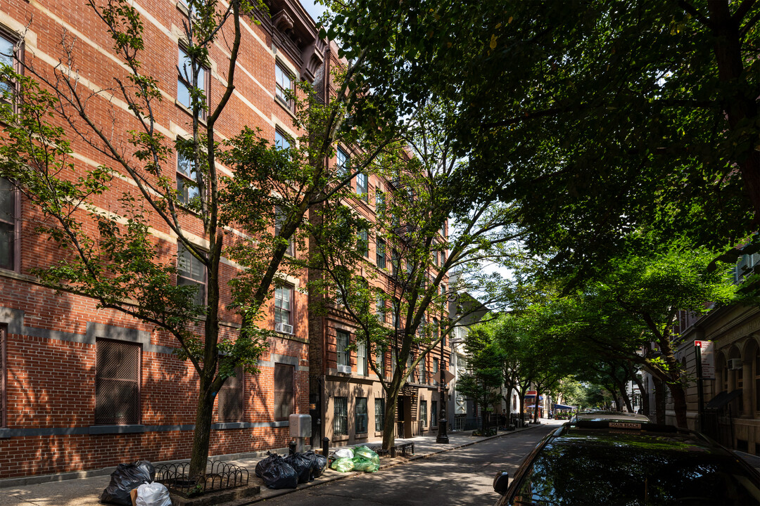 104-106 Bedford St in New York, NY - Building Photo