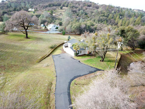 1240 Los Robles Rd in Placerville, CA - Foto de edificio - Building Photo