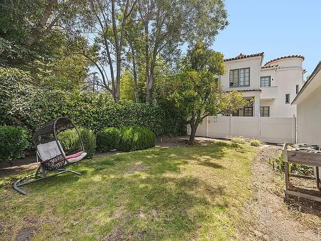 12192 W Sunset Blvd, Unit 12192 in Los Angeles, CA - Building Photo - Building Photo