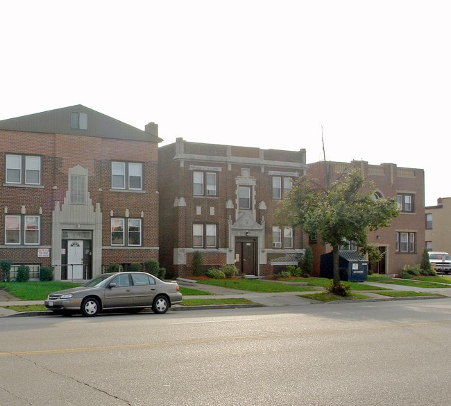 2425 Delaware Ave in Buffalo, NY - Building Photo - Building Photo