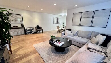645 Westmount Dr, Unit 211 in West Hollywood, CA - Foto de edificio - Building Photo