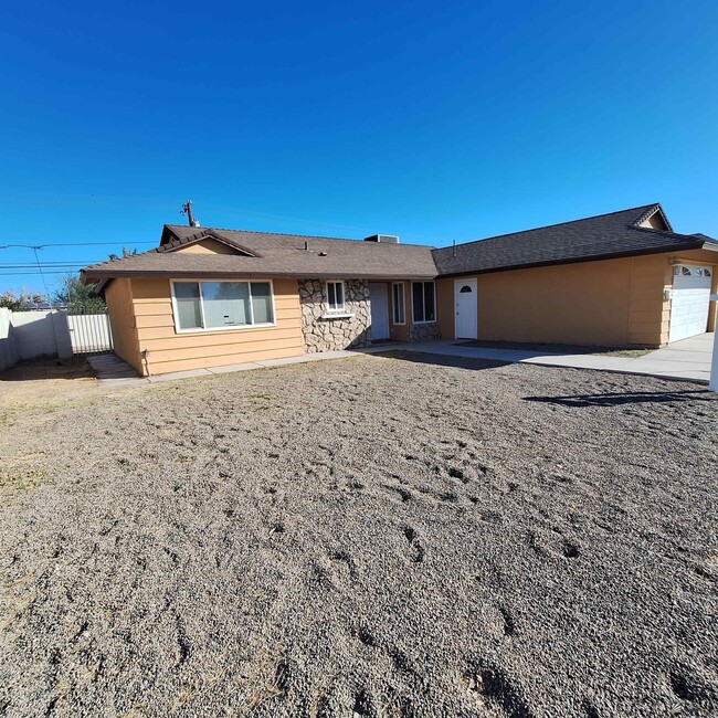 1727 S Pendergast Ave in Yuma, AZ - Foto de edificio - Building Photo