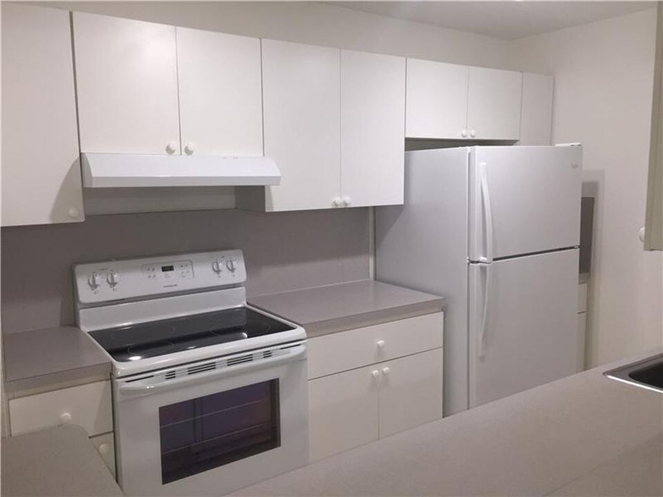 10373 N Kendall Dr in Miami, FL - Building Photo