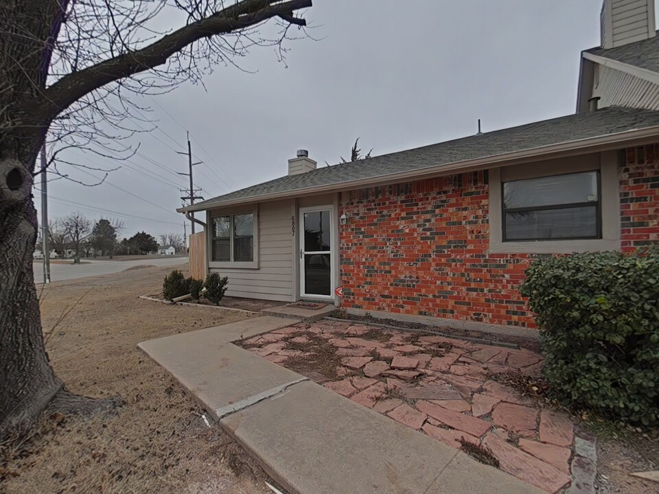 6807 NW Willow Springs Dr in Lawton, OK - Building Photo