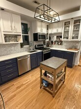 2455 N Sawyer Ave, Unit 2 in Chicago, IL - Foto de edificio - Building Photo